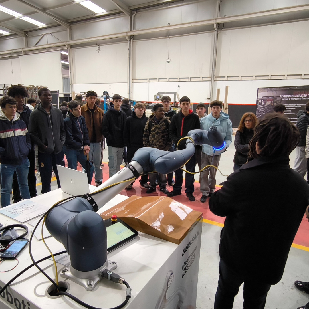 Alunos do 2.º EAC e 3.º EAC realizam visita de estudo à empresa Meivcore